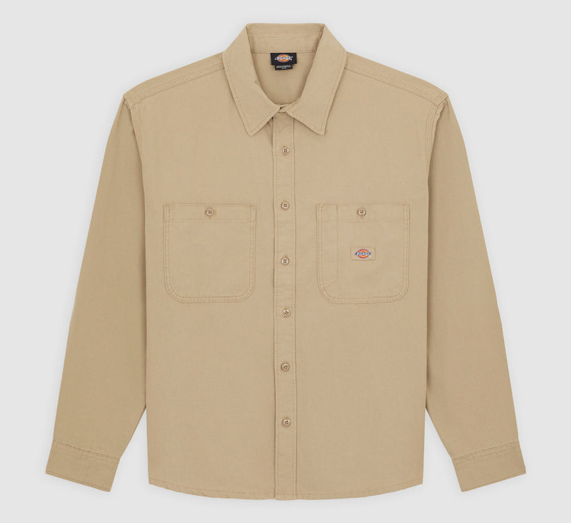 Dickies canvas skjorte i ærtefarvet sand, slidstærkt stof, langærmet med knapper, afslappet pasform og klassisk design.