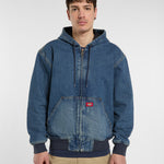 Dickies Hilham forvasket denim hættetrøjejakke med foer, slidstærk bomberstil og blå vask, vises i billedet.
