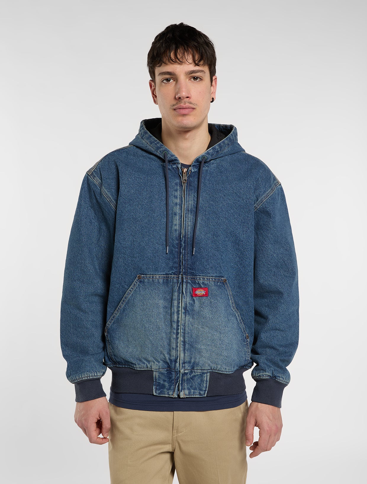 Dickies Hilham forvasket denim hættetrøjejakke med foer, slidstærk bomberstil og blå vask, vises i billedet.