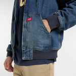 Dickies Hilham foret bomberjakke i denim med foer, blåvasket finish, hætte og klassisk design, perfekt til koldere dage.