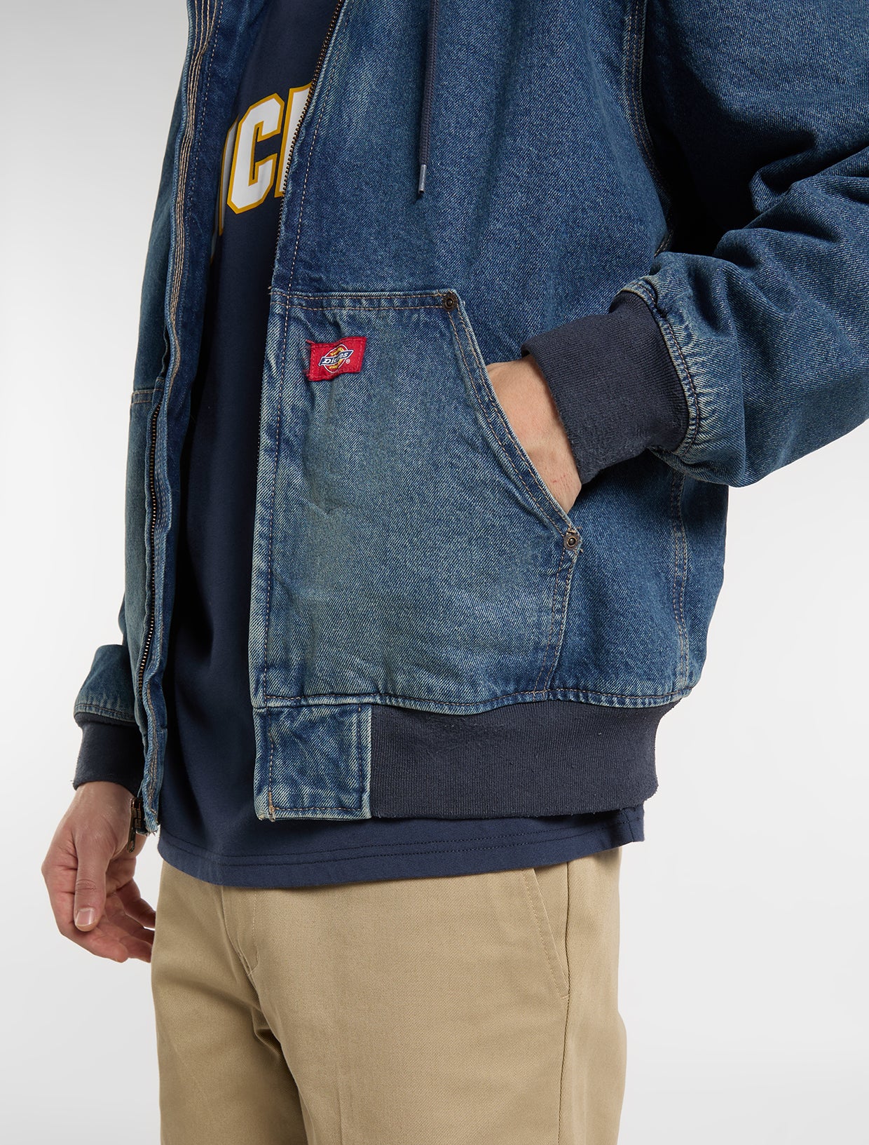 Dickies Hilham foret bomberjakke i denim med foer, blåvasket finish, hætte og klassisk design, perfekt til koldere dage.