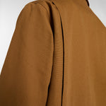 Brun Dickies 758 Duck-jakke med for, synlige lommer og justerbare manchetter, velegnet til udendørs brug.