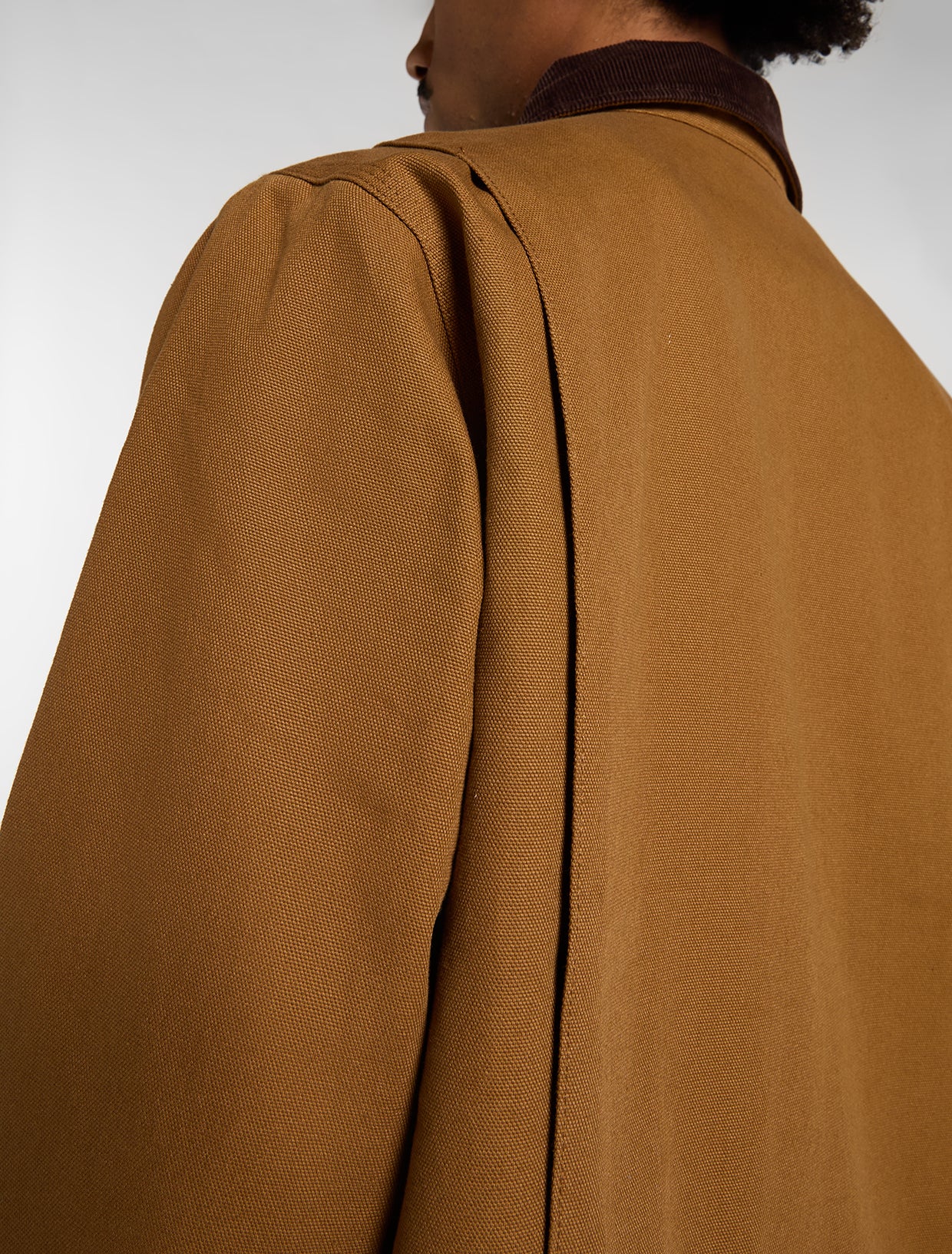 Brun Dickies 758 Duck-jakke med for, synlige lommer og justerbare manchetter, velegnet til udendørs brug.
