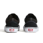 Sort og hvid VANS Old Skool sko med læder og tekstil, vist på en glat overflade.