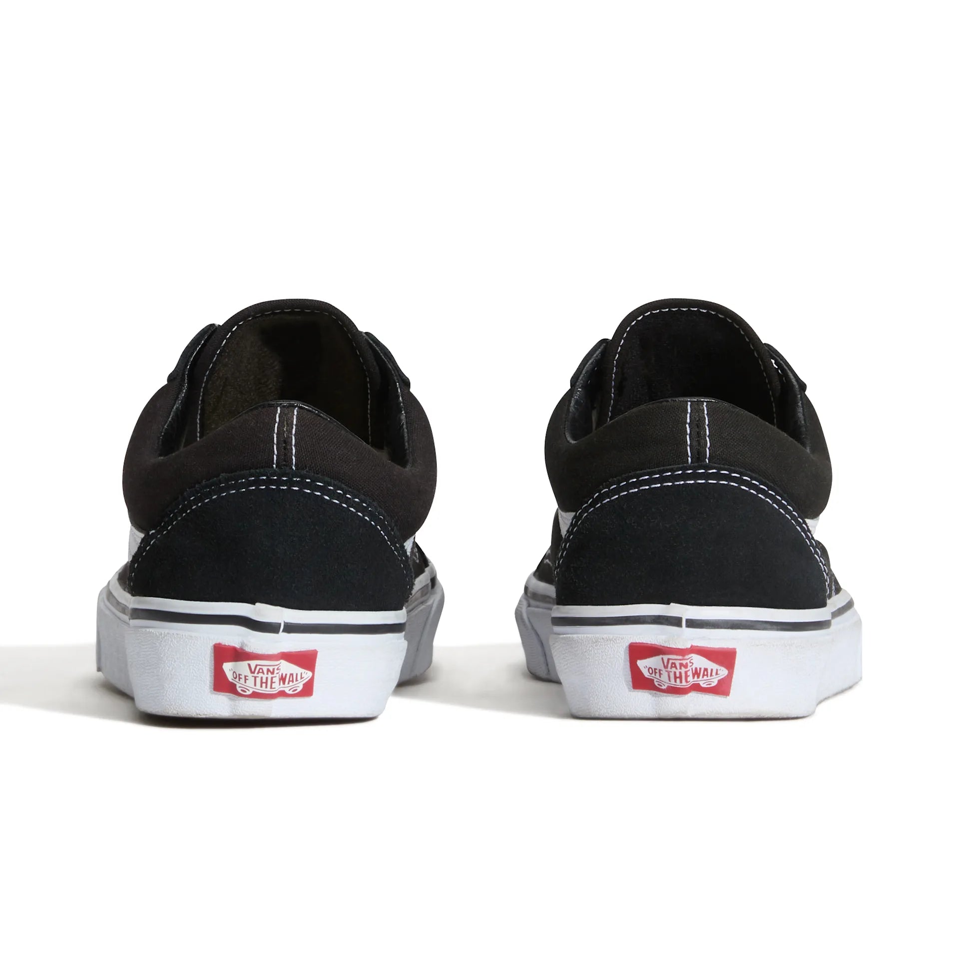Sort og hvid VANS Old Skool sko med læder og tekstil, vist på en glat overflade.