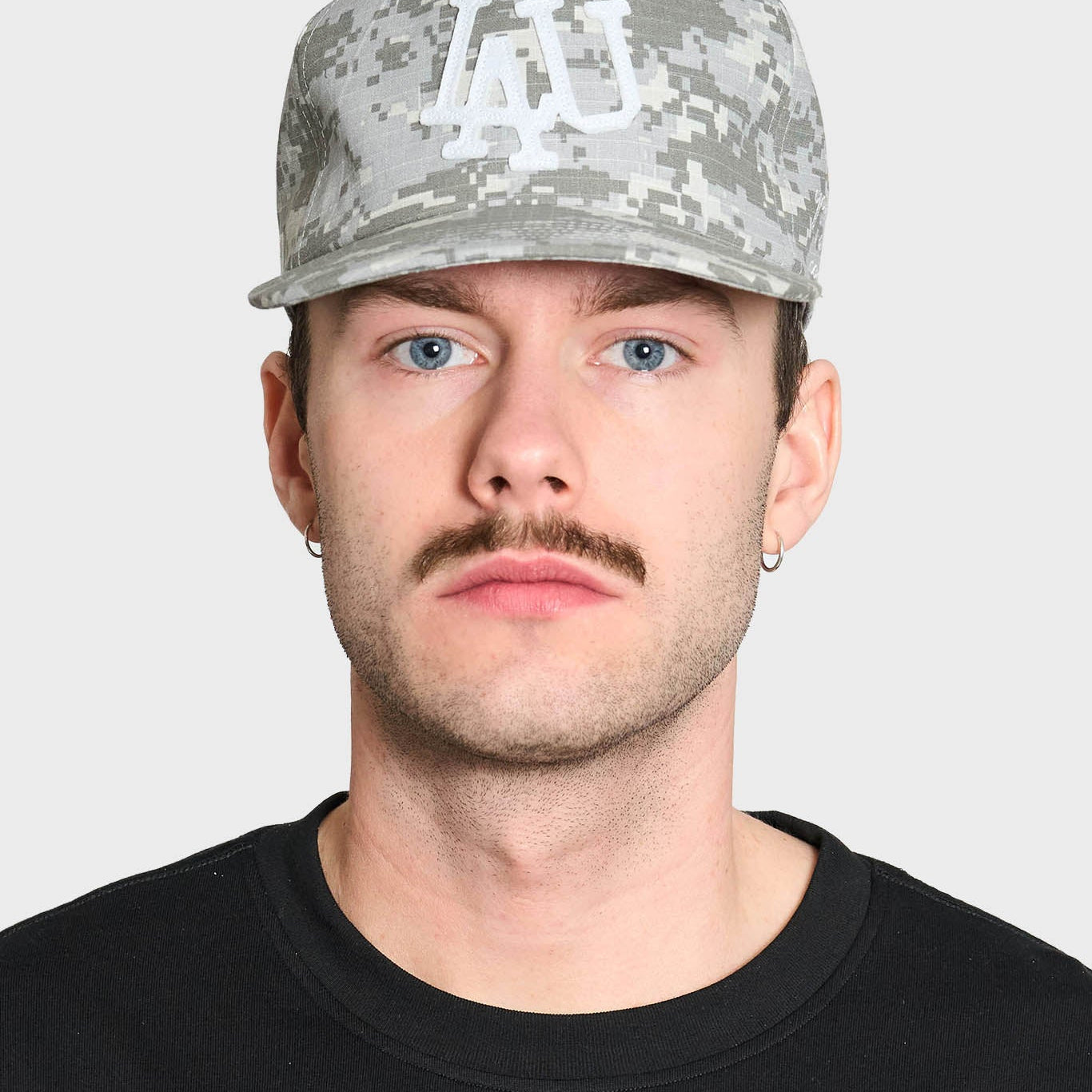 Lau Lau baseballkasket i grå Digi Camo med justerbart spænde og logo foran, afslappet hverdagsstil.