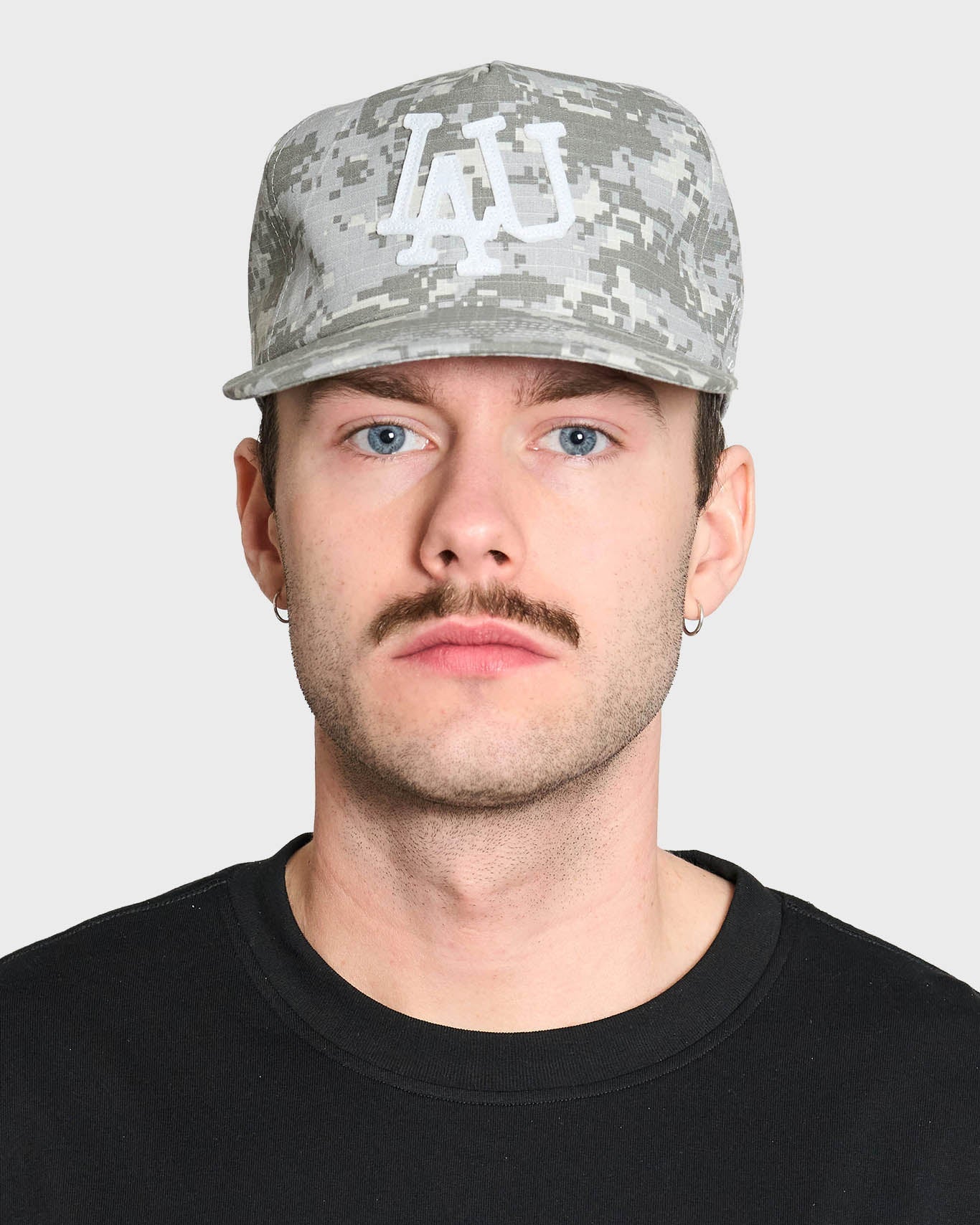Lau Lau baseballkasket i grå Digi Camo med justerbart spænde og logo foran, afslappet hverdagsstil.
