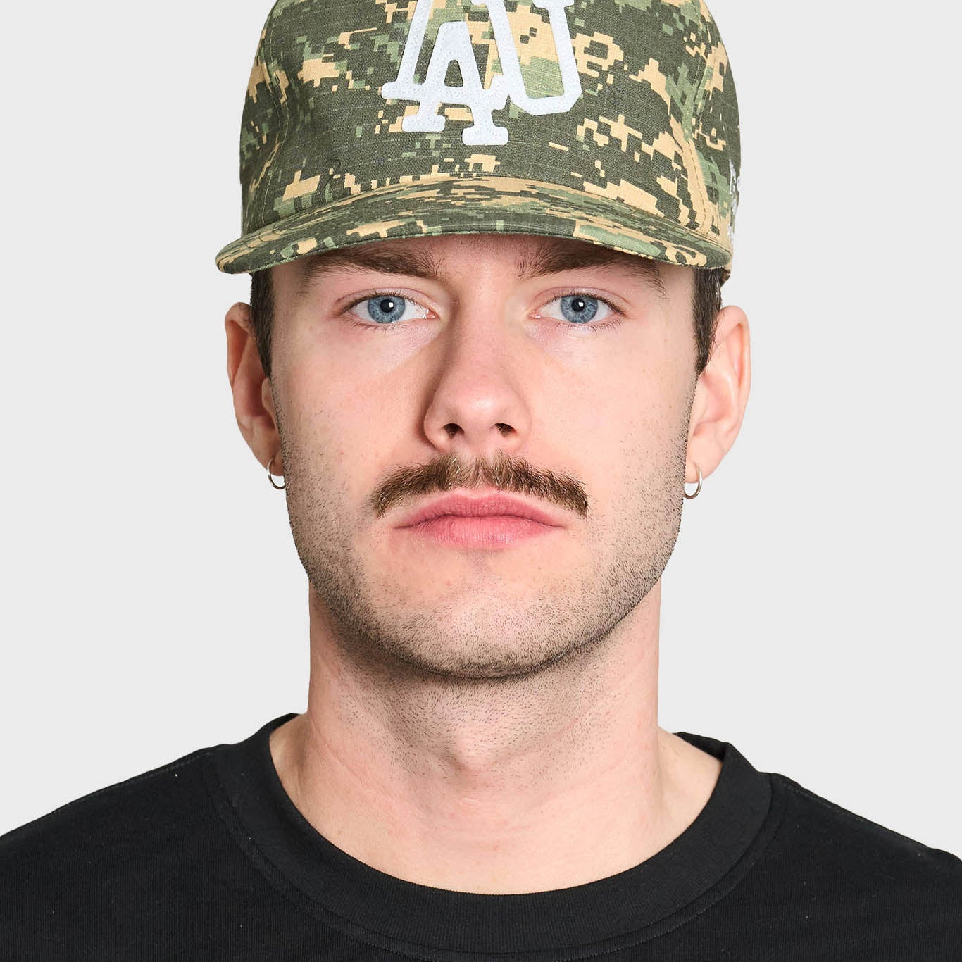 Lau Lau baseballkasket i grøn digi camo med fladskygge og justerbar rem, sporty og trendy design.