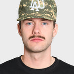 Lau Lau baseballkasket i grøn digi camo med fladskygge og justerbar rem, sporty og trendy design.