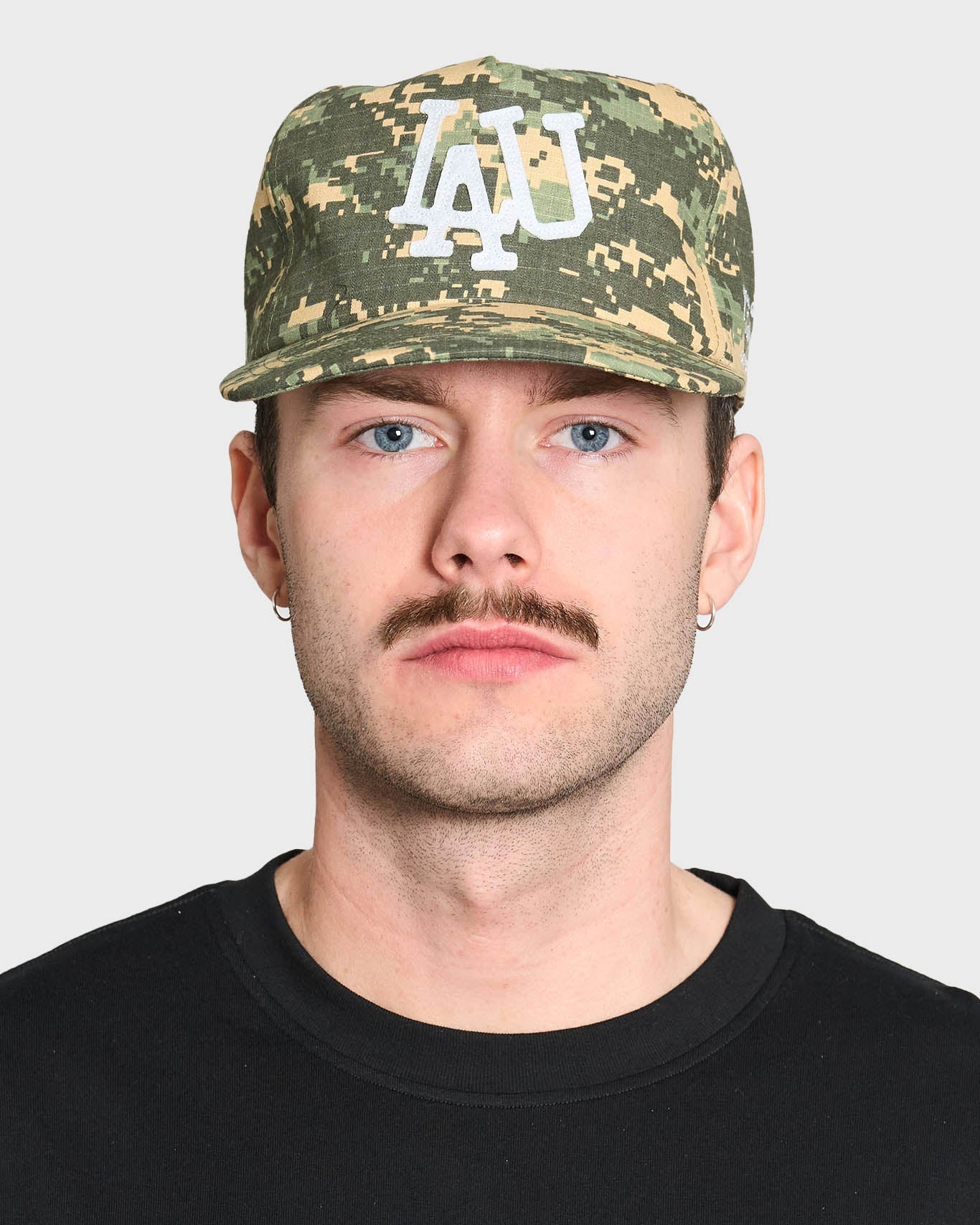 Lau Lau baseballkasket i grøn digi camo med fladskygge og justerbar rem, sporty og trendy design.