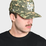 Lau Lau baseballkasket i grøn digital camo med justerbar rem og logo-tryk foran.