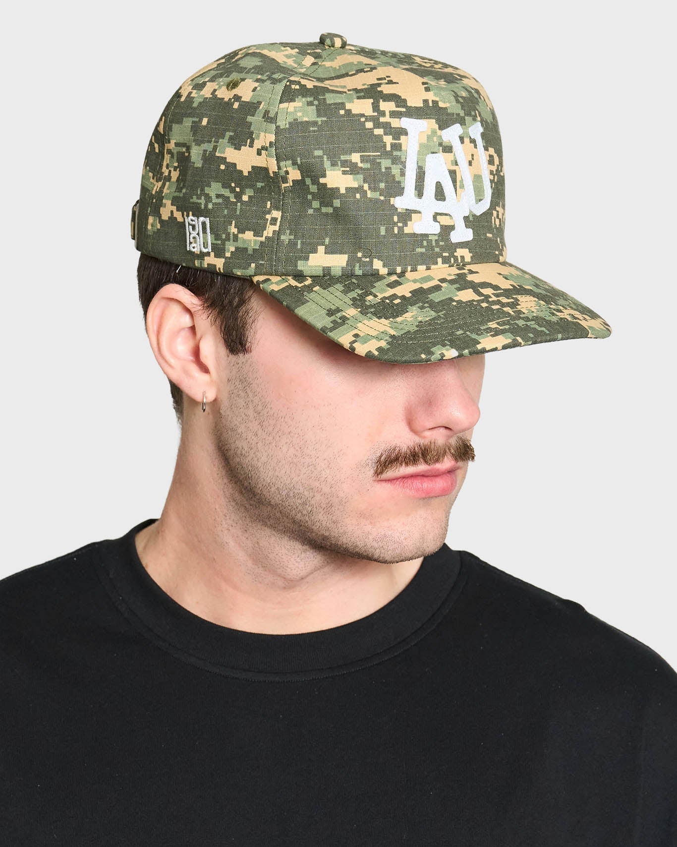 Lau Lau baseballkasket i grøn digital camo med justerbar rem og logo-tryk foran.