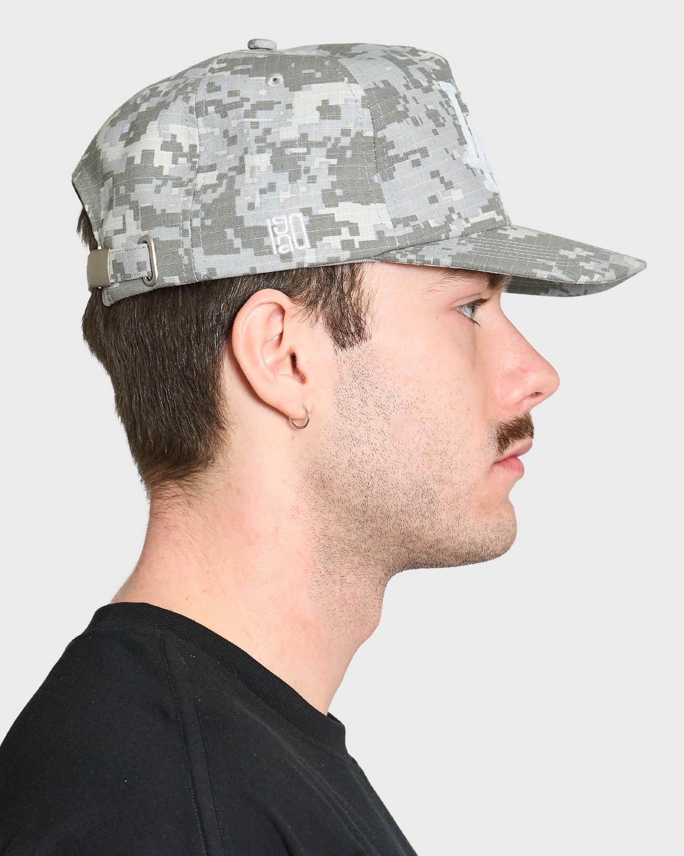Grå digital camo baseballkasket af Lau Lau med justerbart svedbånd og traditionel rund form.