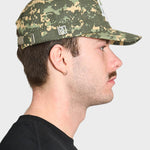 Lau Lau baseballkasket i grøn Digi Camo med justerbart strop, afslappet sportsstil, set fra front.