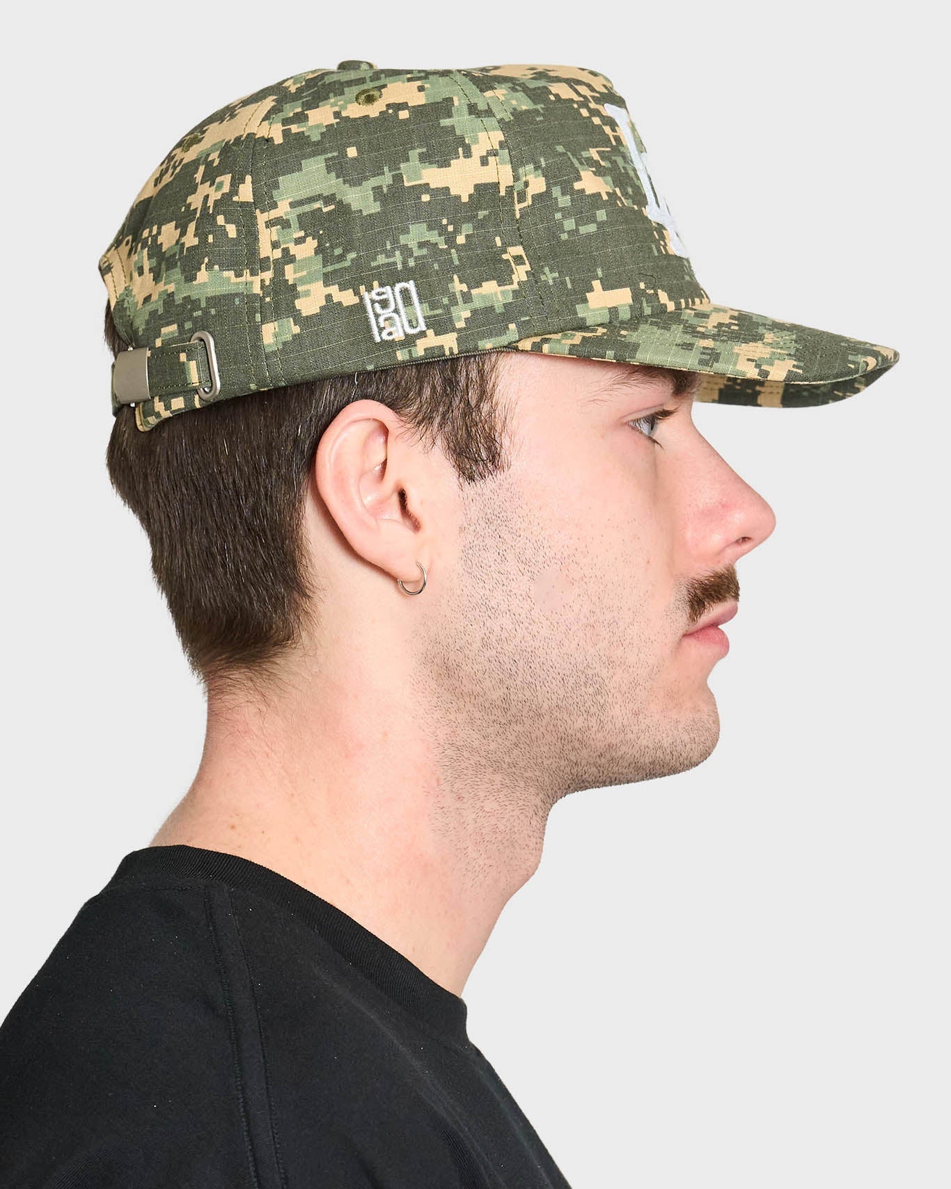 Lau Lau baseballkasket i grøn Digi Camo med justerbart strop, afslappet sportsstil, set fra front.