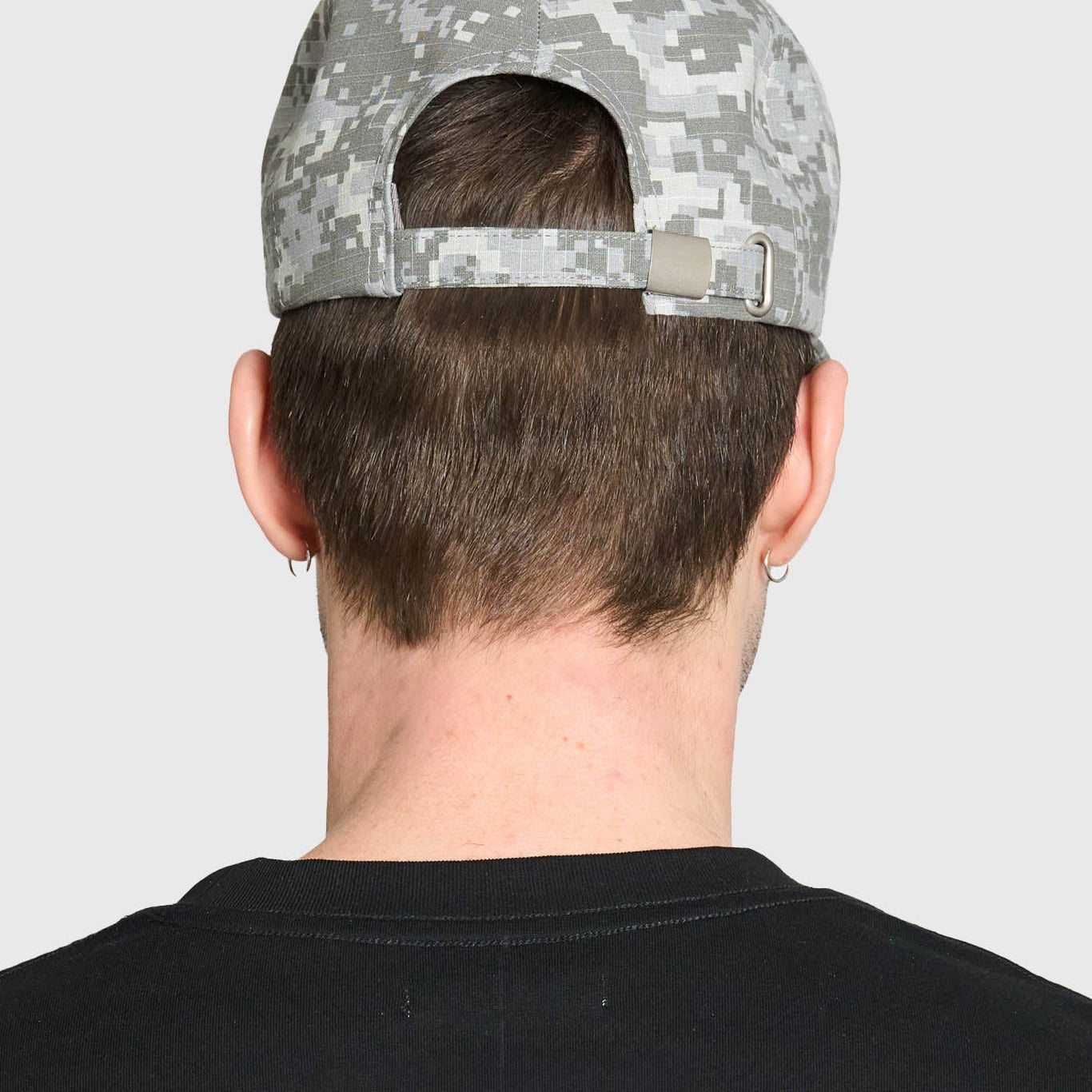 Grå baseballkasket fra Lau Lau med digital camouflage print, afslappet stil og justerbart fit.