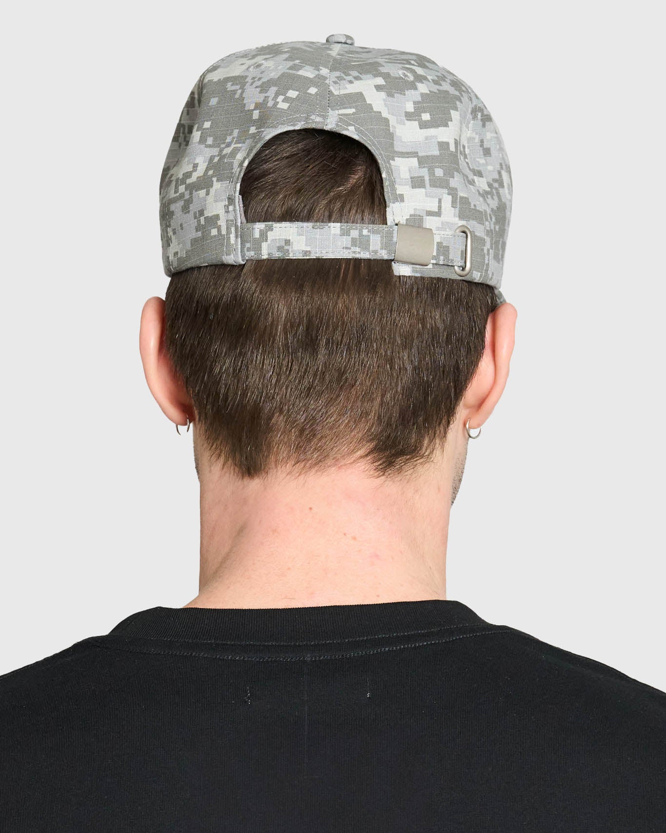 Grå baseballkasket fra Lau Lau med digital camouflage print, afslappet stil og justerbart fit.