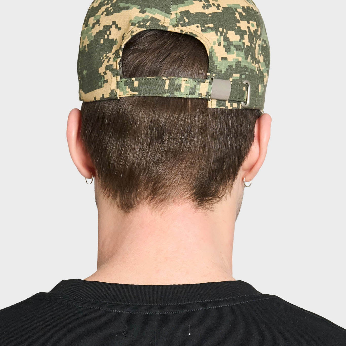 Grøn Digi Camo baseballkasket fra Lau Lau med justerbar rem og klassisk pasform.