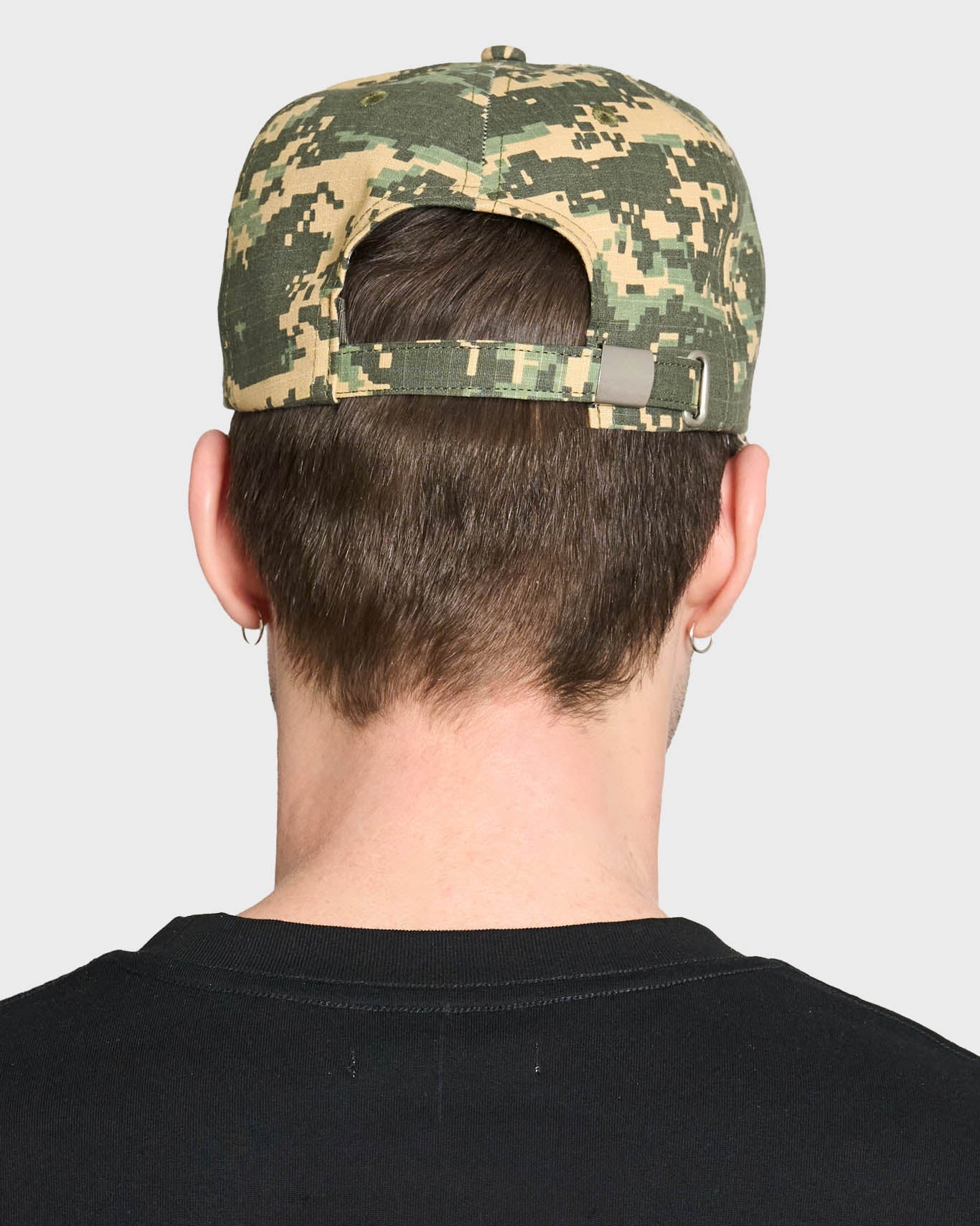 Grøn Digi Camo baseballkasket fra Lau Lau med justerbar rem og klassisk pasform.