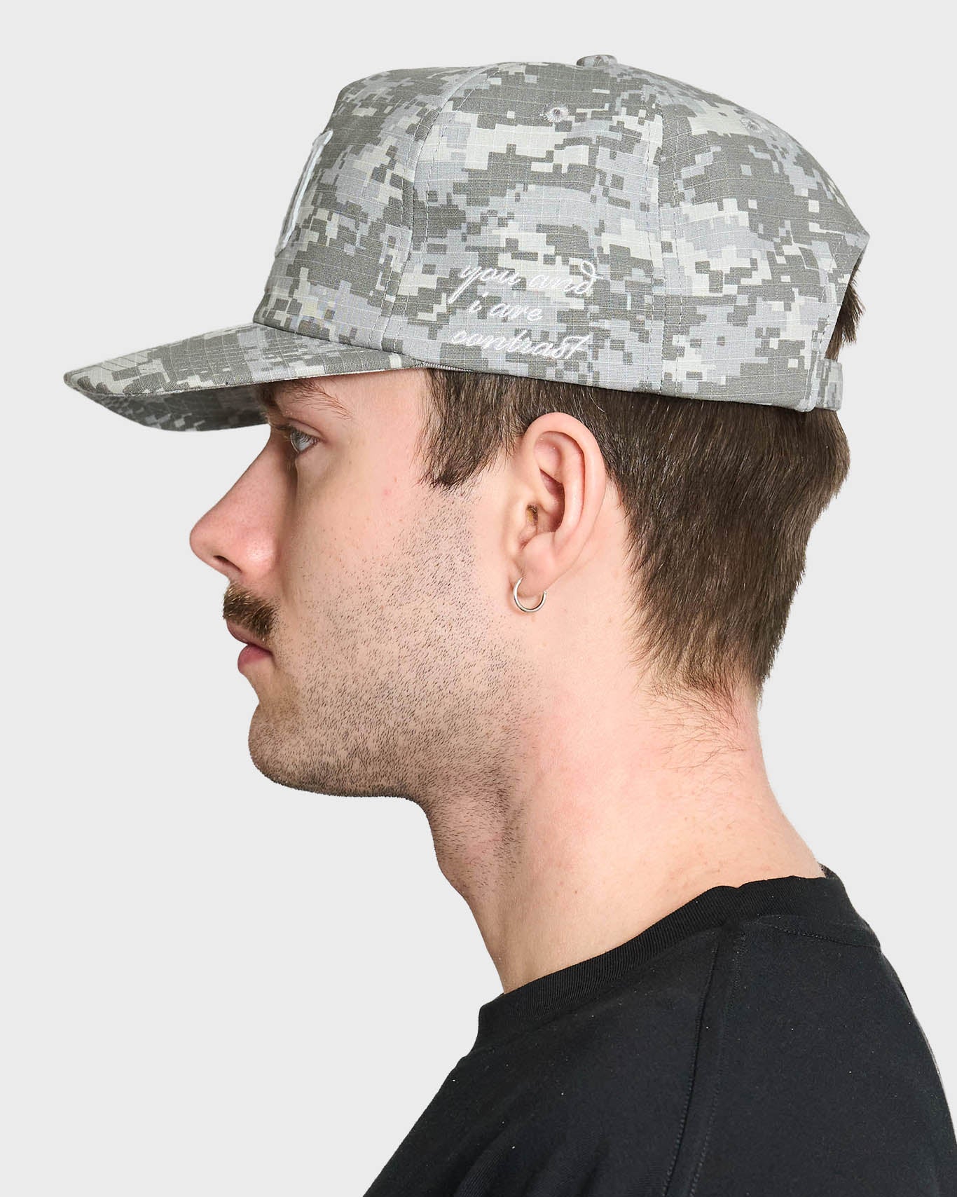 Lau Lau baseballkasket i gråt Digi Camo med justerbart snøre, casual sportstil, vist fra front.