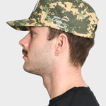 Lau Lau baseball cap i grøn digi camo med justerbart bånd og logo, set på nært hold.