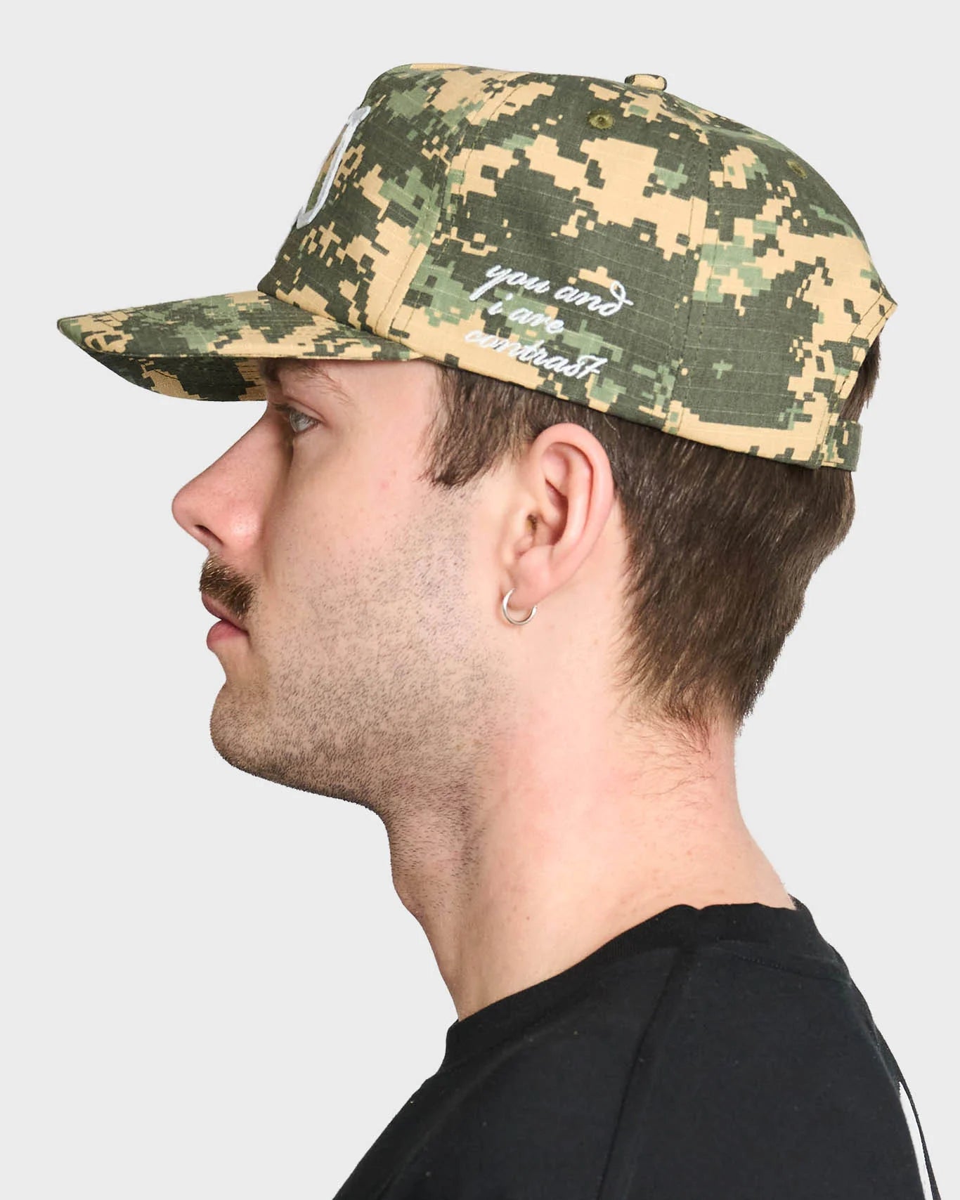 Lau Lau baseball cap i grøn digi camo med justerbart bånd og logo, set på nært hold.