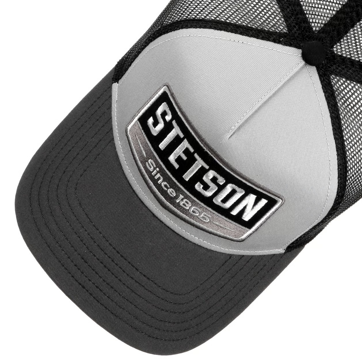 Stetson gasolinetrucker cap i grå og sort med justerbart bånd og klassisk trucker-design.