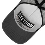 Stetson gasolinetrucker cap i grå og sort med justerbart bånd og klassisk trucker-design.