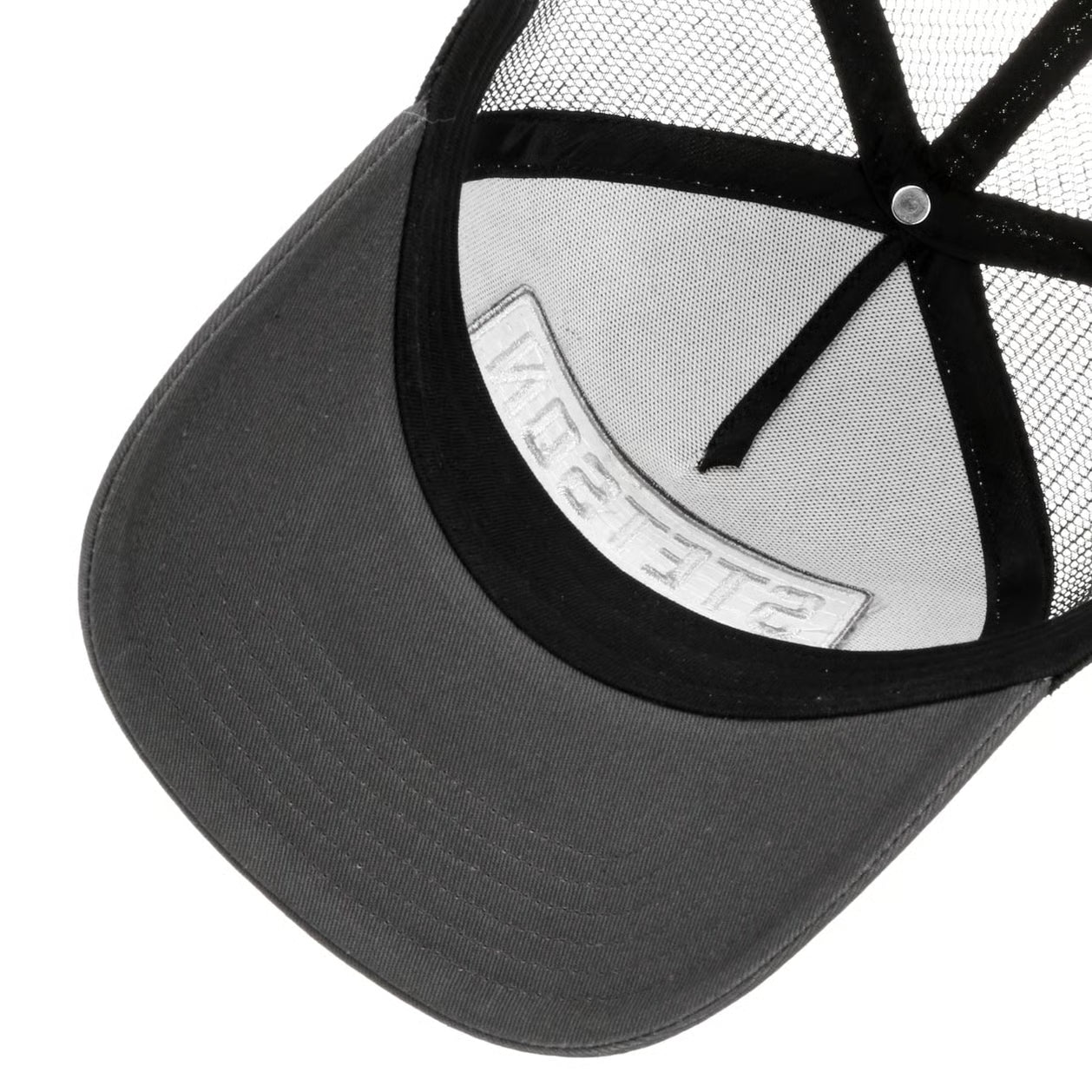 Stetson Gasoline Trucker Cap i grå og sort med justerbar rem og klassisk trucker-stil, set foran.