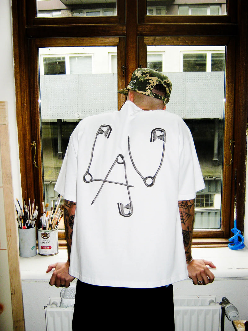 Hvid Lau Lau T-shirt med sikkerhedsnål print, afslappet tøj til mænd, vises på billedet.