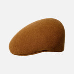 Kangol Bermuda 504 flat cap i rustik karamel med traditionelt stof og klassisk design, vises i billedet.