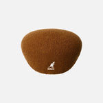 Kangol Bermuda 504 flat cap i rustik karamel uanset material og stil, synlig i billedet