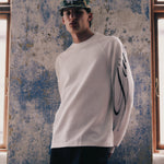 Hvid Lau Lau T-shirt med loop waffle print, afslappet og stilfuldt, vist på en model.