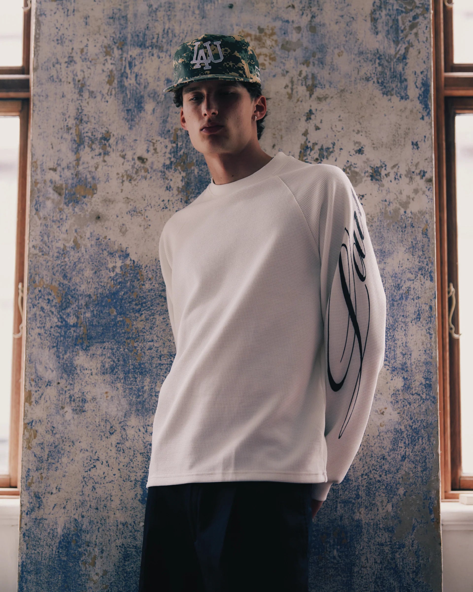Hvid Lau Lau T-shirt med loop waffle print, afslappet og stilfuldt, vist på en model.