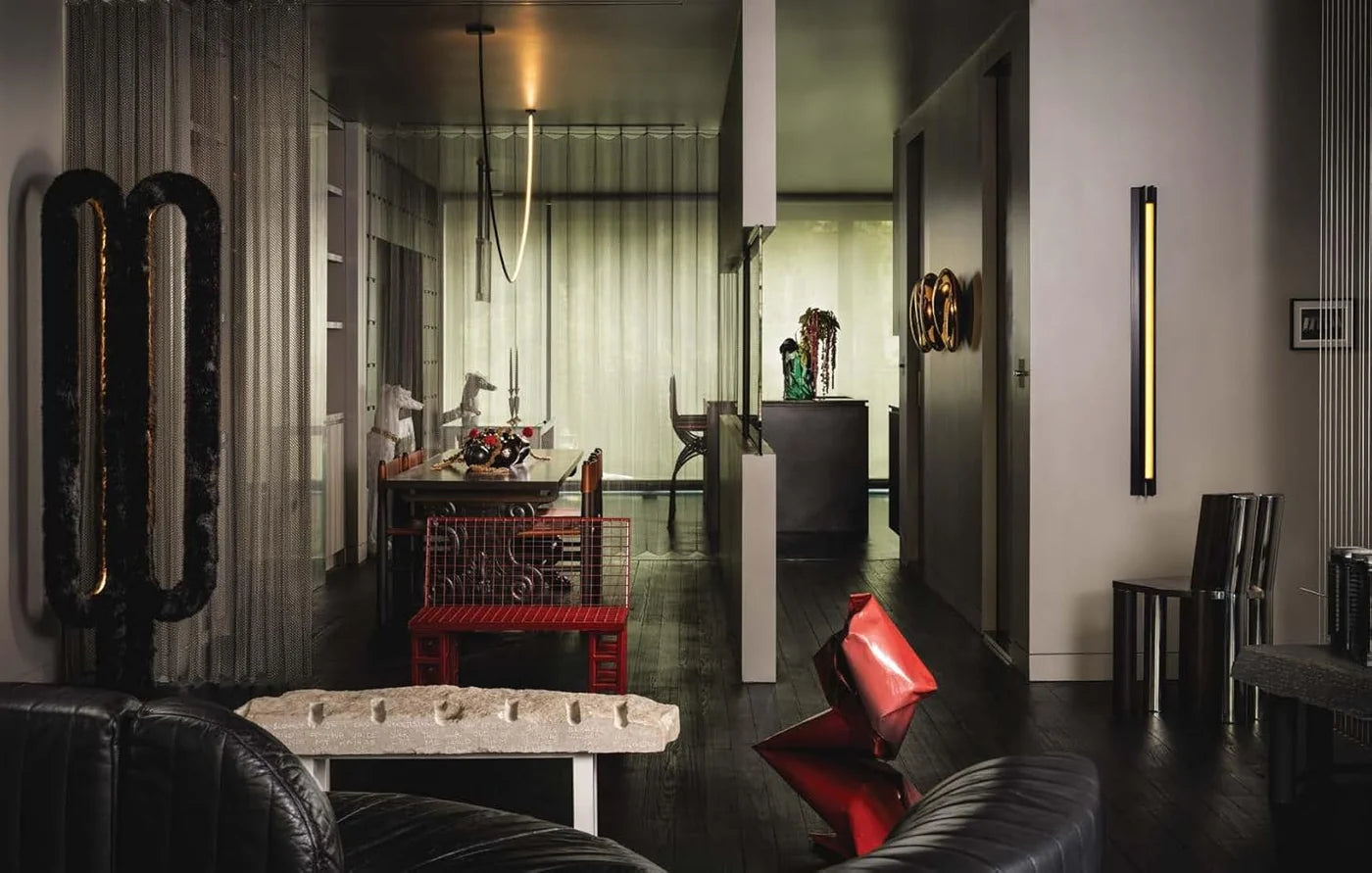 Bøger og magasiner fra New York Interiors, stilfuld magasinforside med moderne design og bybillede, vist i webp-format.