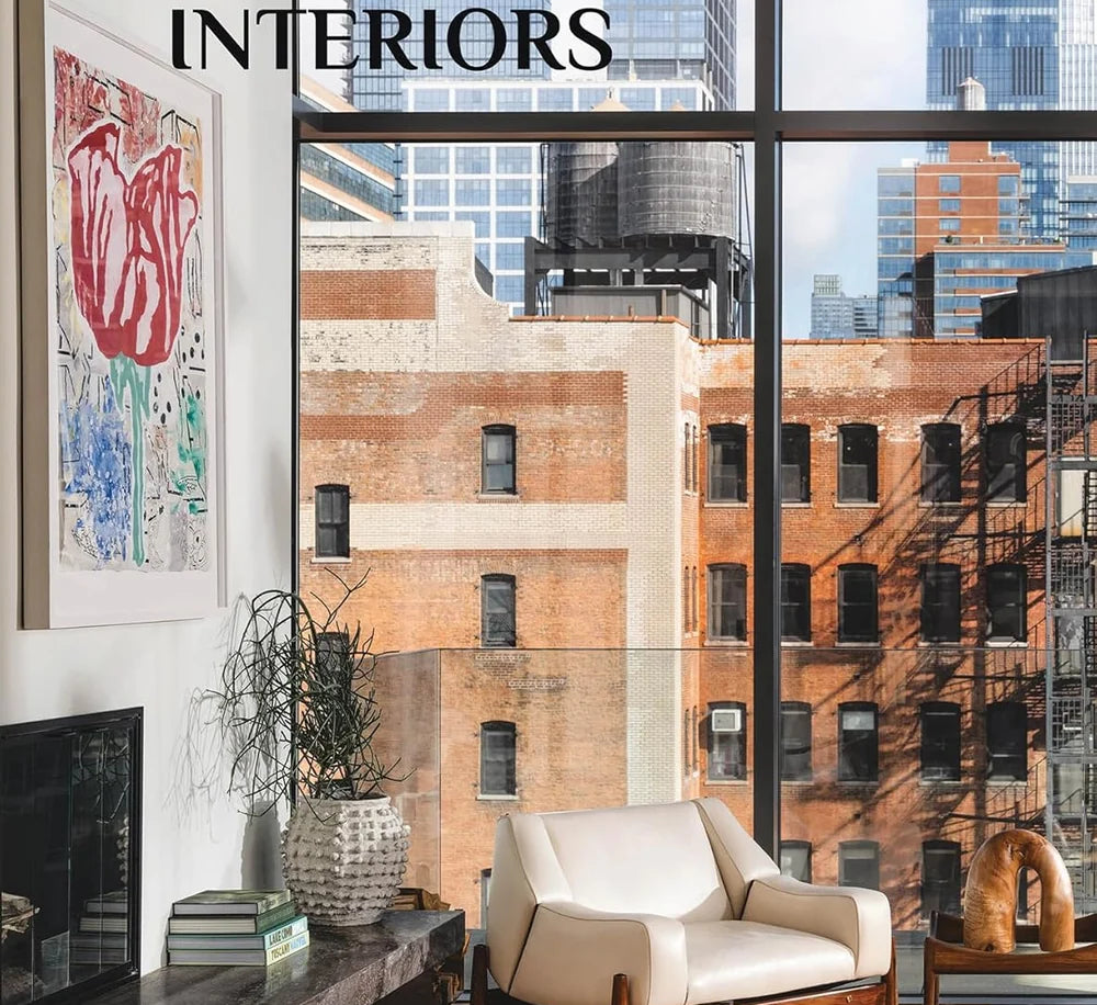 Bøger og magasiner fra New York Interiors, viser forsiden med moderne indretning og stilfuldt design