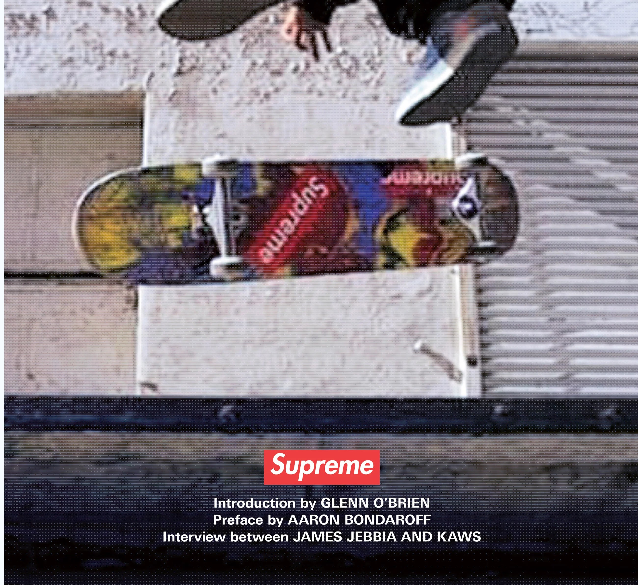 Danish: Billede af en Supreme bog eller magasin med fokus på moderne design og branding.