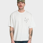 Lau Lau Safety Pin Tee SS i hvid, kortærmet T-shirt med sikkerhedsnålsdetaljer, afslappet casual stil, foran vises logo.