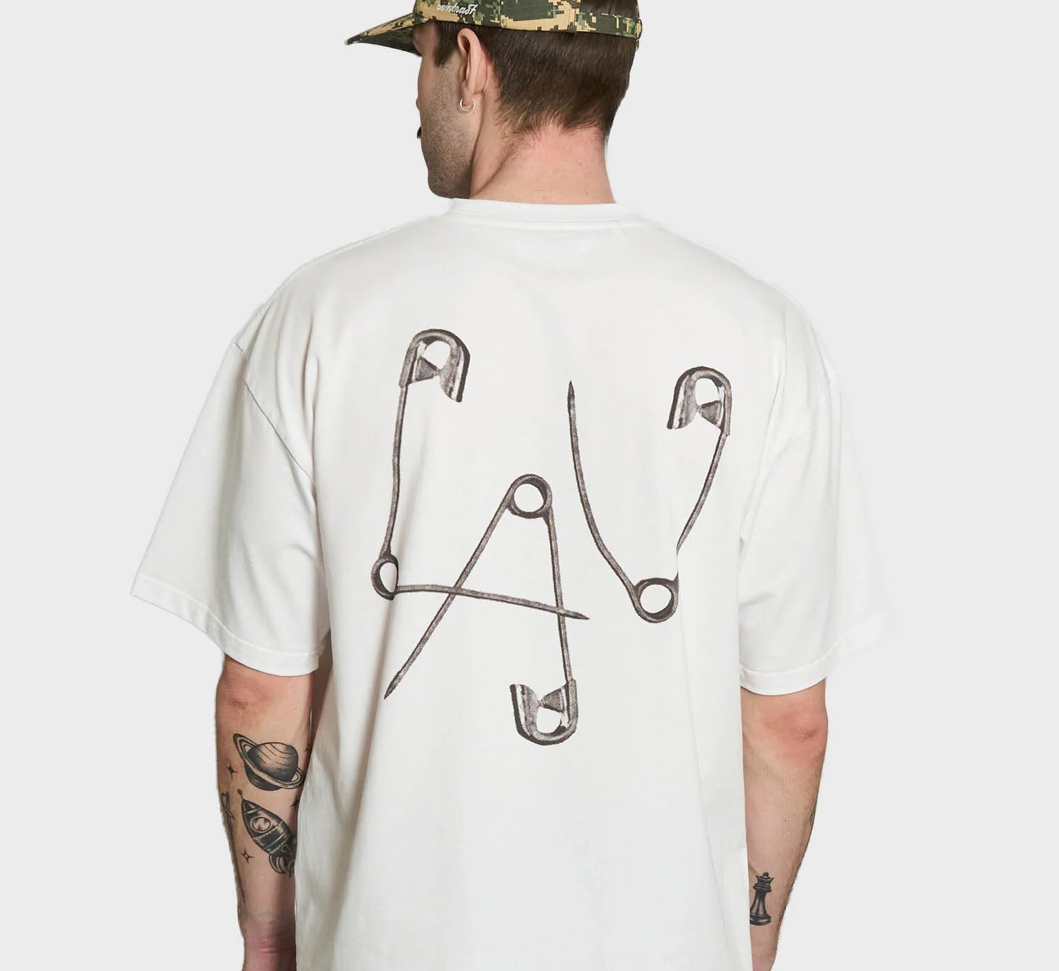 Hvid Lau Lau Safety Pin Tee SS T-shirt med sikkerhedsnåle design, afslappet pasform og blødt bomuldsstof.