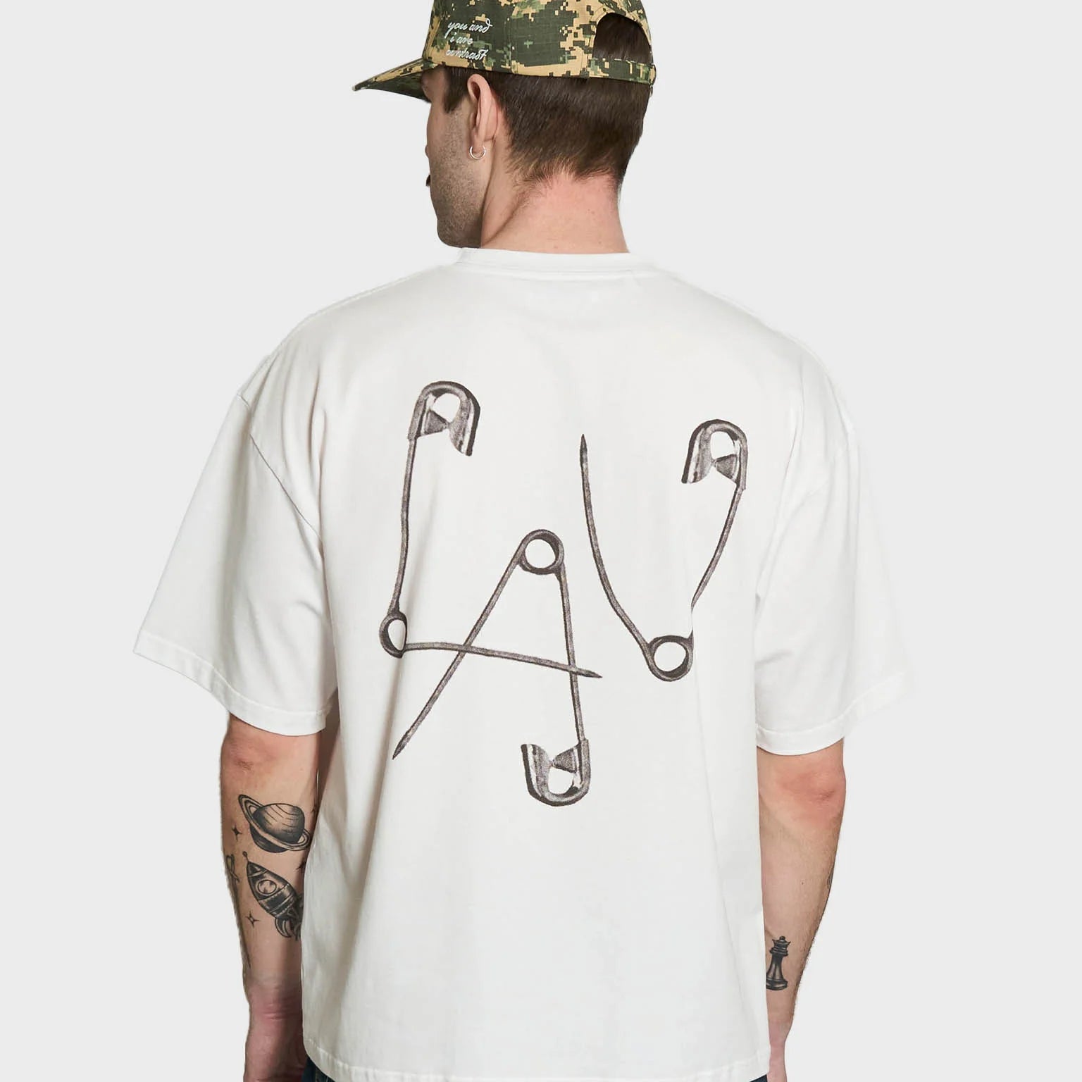 Hvid Lau Lau Safety Pin Tee SS T-shirt med sikkerhedsnåle design, afslappet pasform og blødt bomuldsstof.