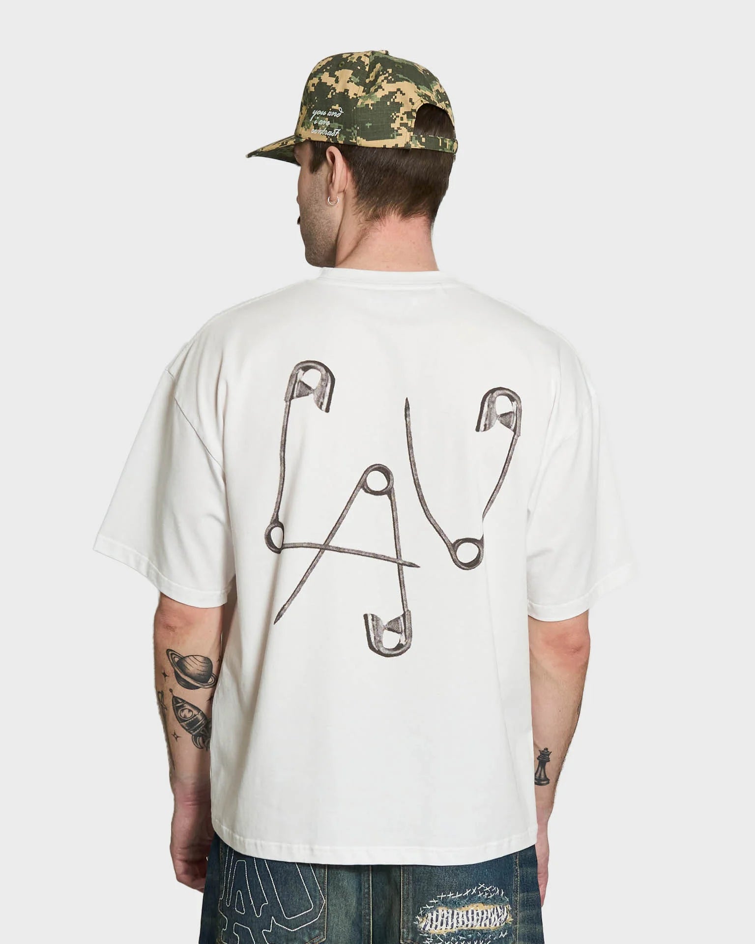 Hvid Lau Lau Safety Pin Tee SS T-shirt med sikkerhedsnåle design, afslappet pasform og blødt bomuldsstof.