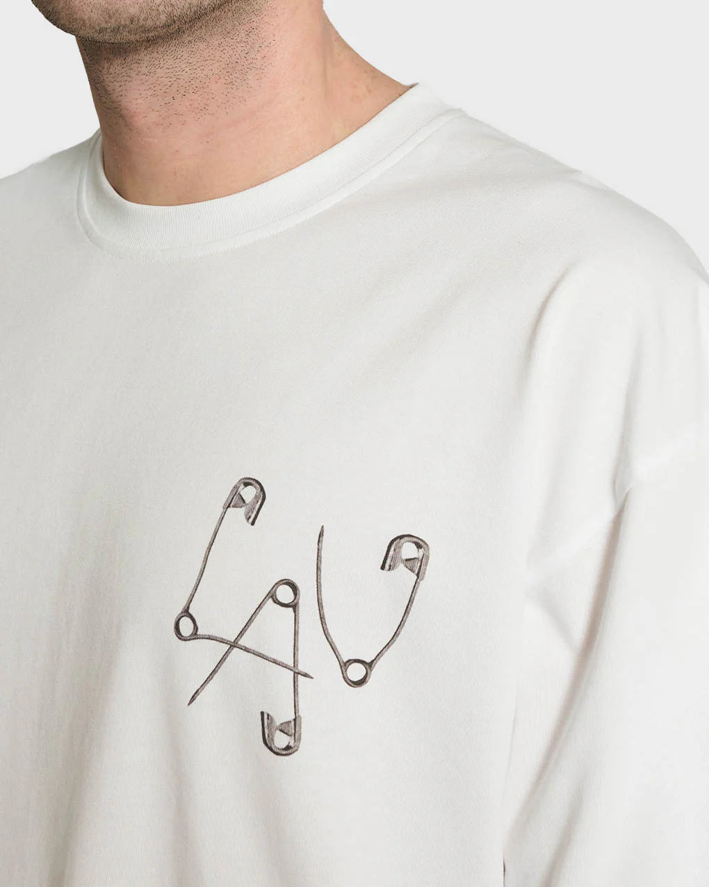 Hvid Lau Lau Safety Pin Tee SS T-shirt med sikkerhedsnåle-design, kortærmet og afslappet pasform.