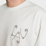 Hvid Lau Lau Safety Pin Tee SS T-shirt med sikkerhedsnåle-design, kortærmet og afslappet pasform.