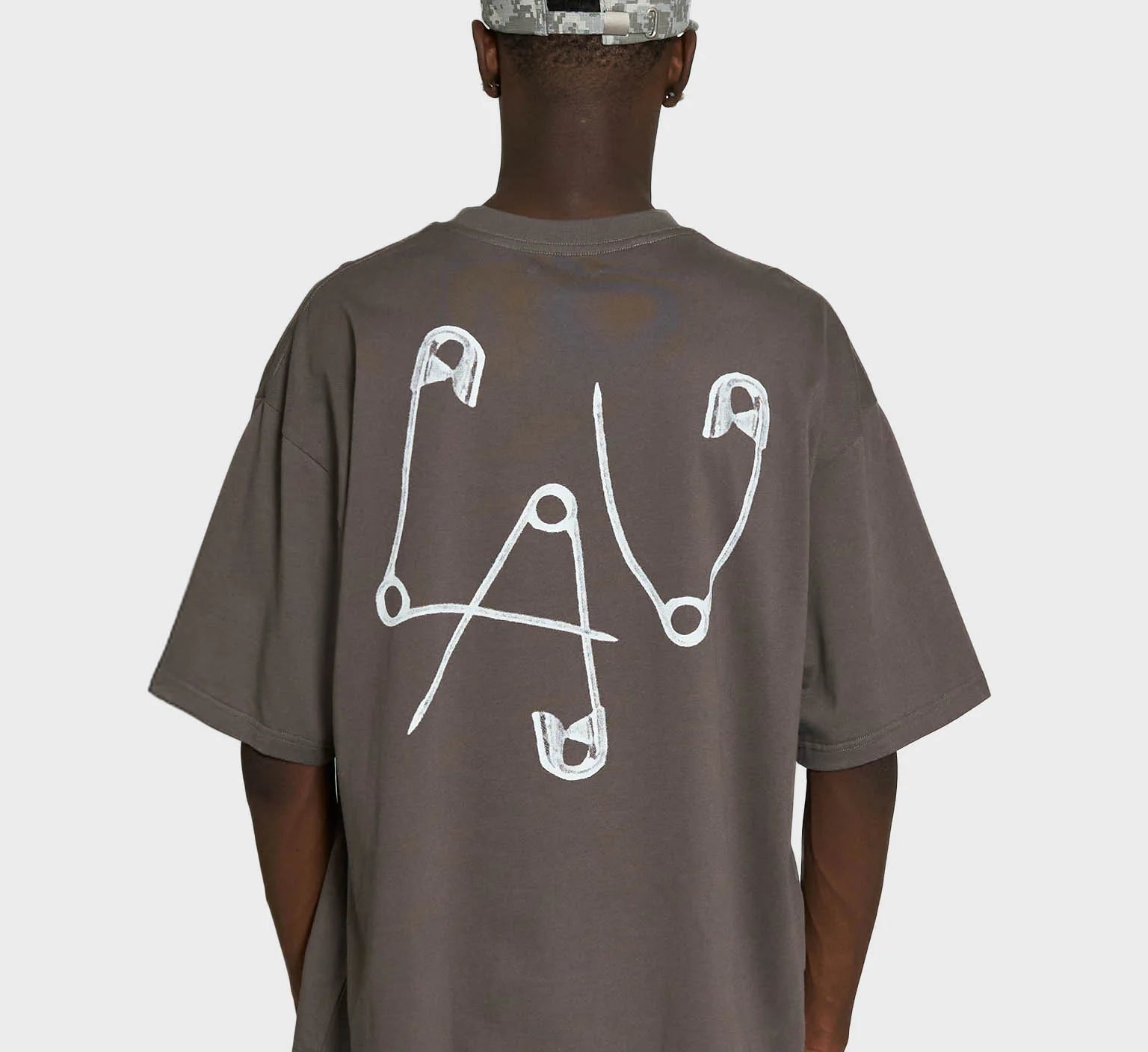 Grå Lau Lau Safety Pin T-Shirt, kortærmet t-shirt i blødt stof med sikkerhedsnål-prints, casual og moderne design.