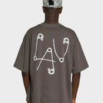 Grå Lau Lau Safety Pin T-Shirt, kortærmet t-shirt i blødt stof med sikkerhedsnål-prints, casual og moderne design.