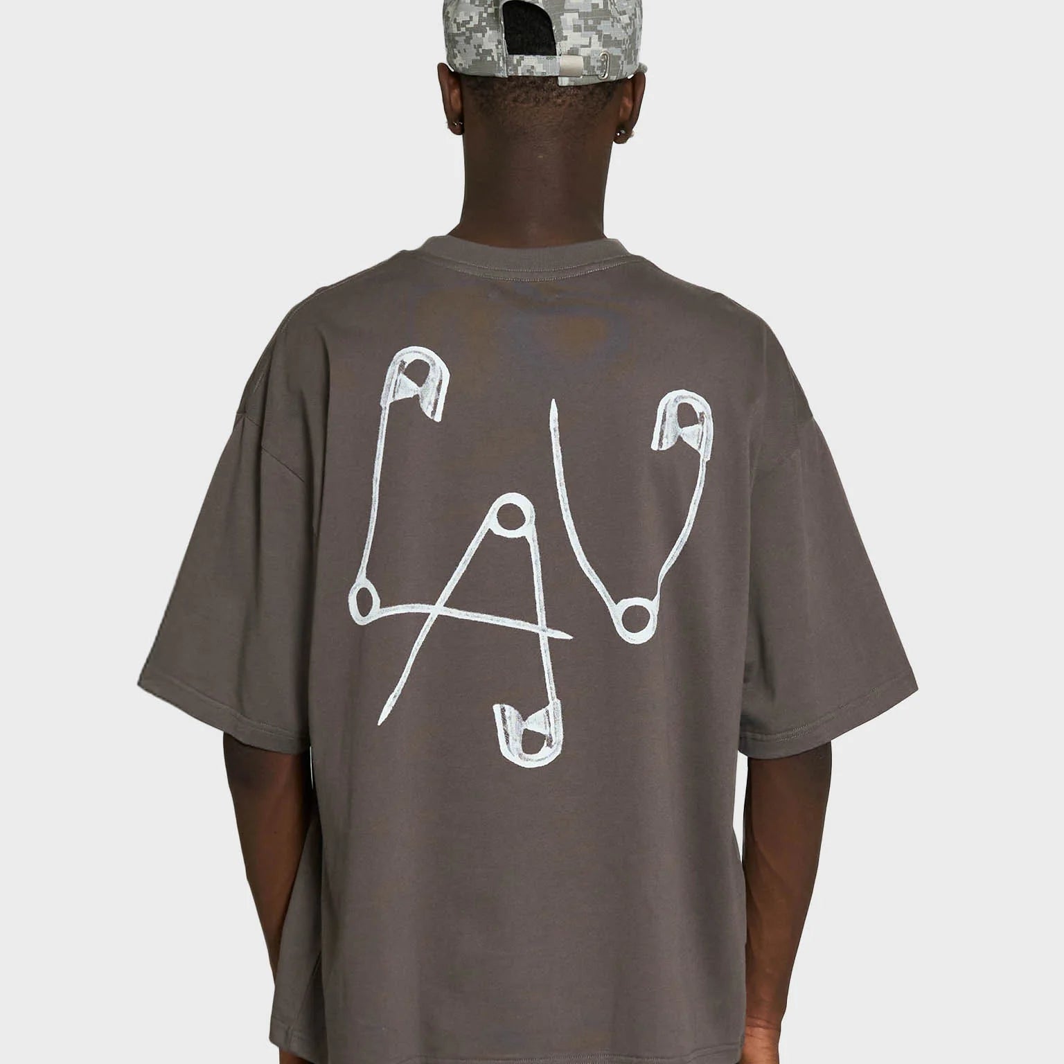 Grå Lau Lau Safety Pin T-Shirt, kortærmet t-shirt i blødt stof med sikkerhedsnål-prints, casual og moderne design.