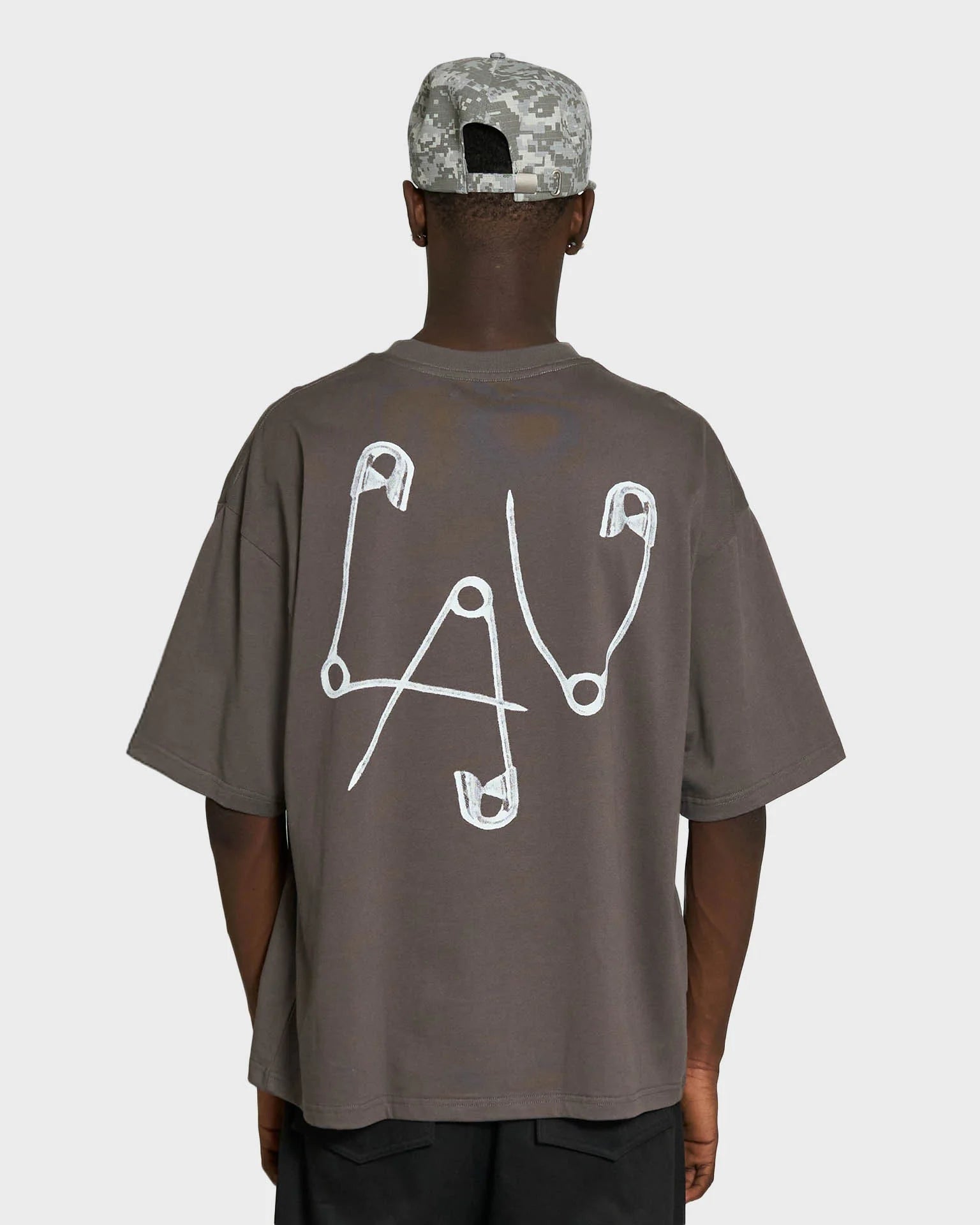 Grå Lau Lau Safety Pin T-Shirt, kortærmet t-shirt i blødt stof med sikkerhedsnål-prints, casual og moderne design.