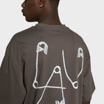 Lau Lau safetypin T-shirt i gråt, kortærmet herretøj med logo foran, afslappet casual stil