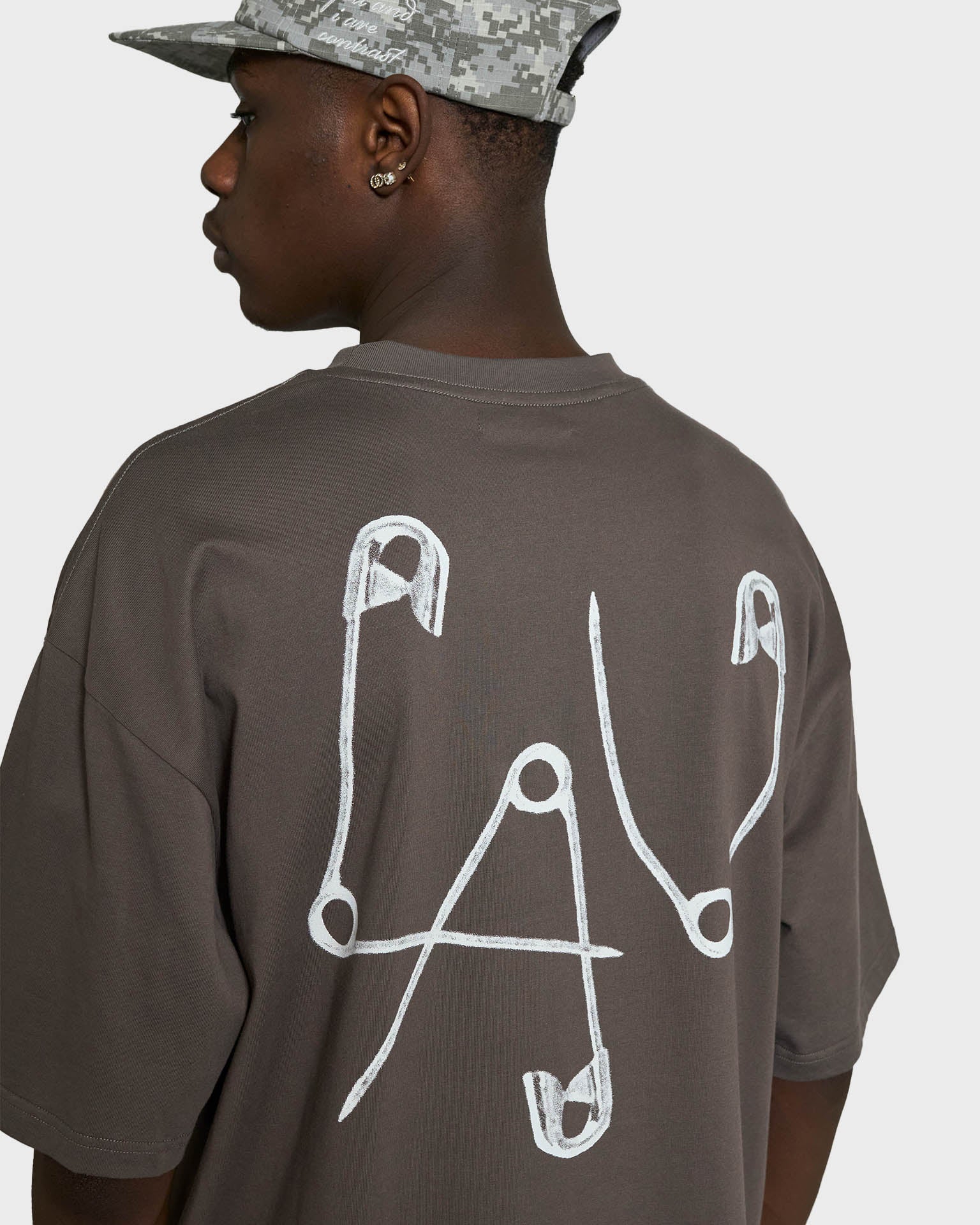 Lau Lau safetypin T-shirt i gråt, kortærmet herretøj med logo foran, afslappet casual stil