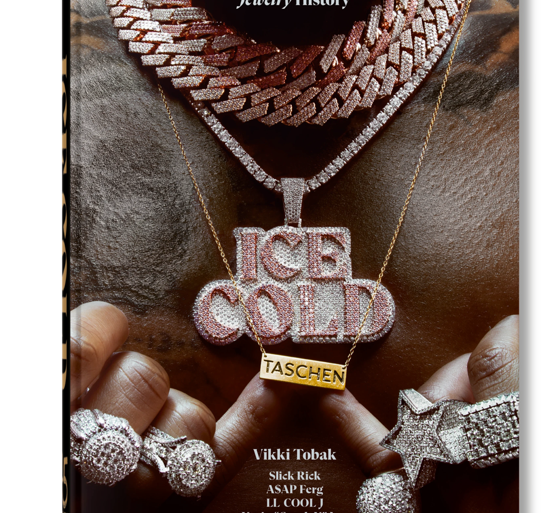 Billedet viser forsiden af bogen "Ice Cold. A Hip-Hop Jewelry History" med illustration af hip-hop smykker.